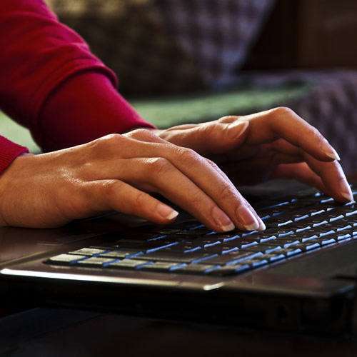 woman-typing-on-laptop_500x500